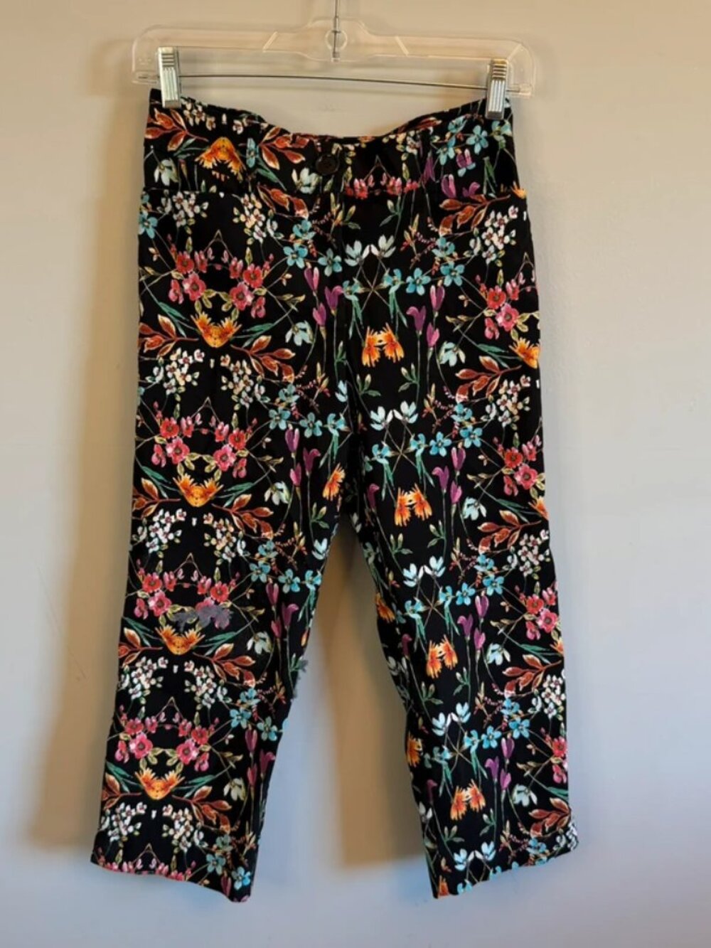 Counterparts Floral Capri Pants - Picture 5 of 5
